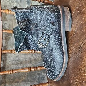 Buttero EMBOSSED Ankle Boots
